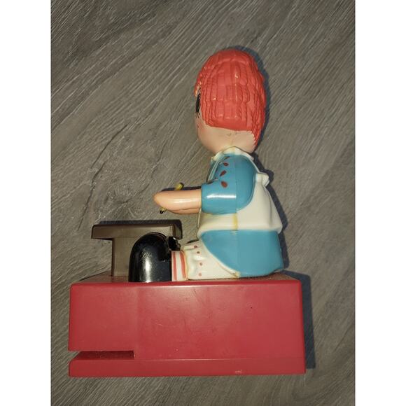 Raggedy Ann & Andy 1975 Desk Set Stapler and Calendar Pencil Holder - Picture 3 of 7